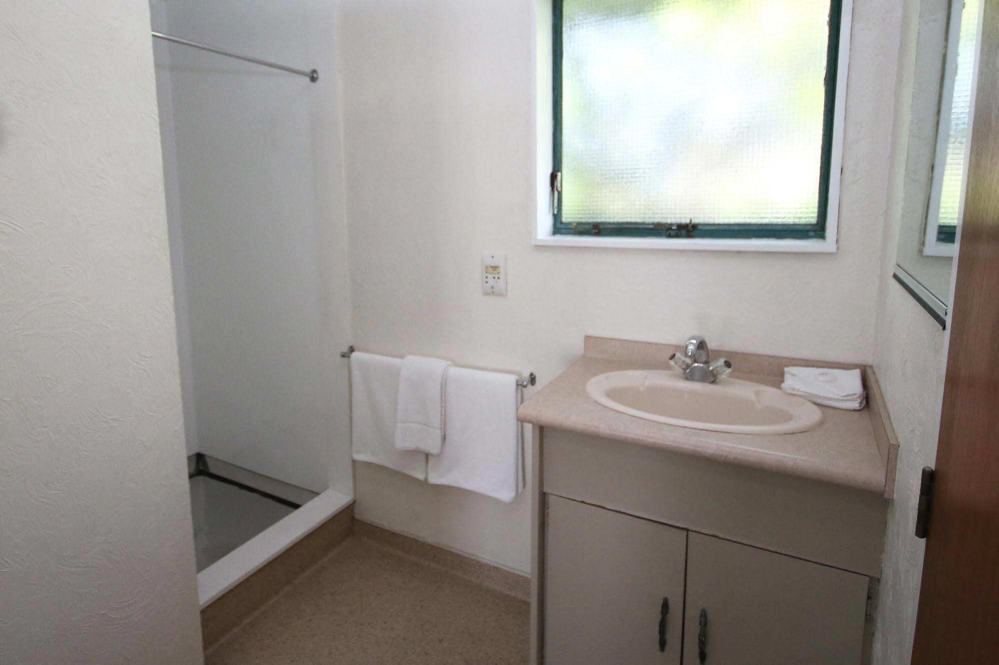 לוור האט Midway Pacifica Lodge מראה חיצוני תמונה